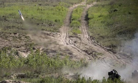 Một binh sĩ Ukraine phóng tên lửa chống tăng Javelin của Mỹ trong quá trình huấn luyện quân sự trên bãi tập bên ngoài Kiev, Ukraine, năm 2018. AP