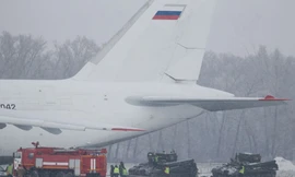 Hai xe bọc thép BREM-1 chuyên thu hồi xe tăng đã kéo chiếc máy bay ra khỏi nơi gặp nạn