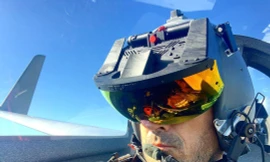 Một phi công chiến đấu sử dụng hệ thống AR. (Twitter)