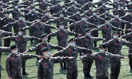 Nghĩa vụ quân sự ở Hàn Quốc được coi là bắt buộc với nam thanh niên, những người phải trải qua 21 tháng mặc quân phục, thường ở độ tuổi từ 18 đến 28.