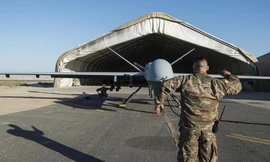 Mặc dù Reaper có thể được điều khiển qua vệ tinh từ Căn cứ Không quân Creech ở bang Nevada, Mỹ, việc cất cánh và hạ cánh được thực hiện bởi một phi hành đoàn trên mặt đất tại khu vực chiến trường. 