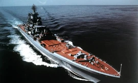 Tàu tuần dương mang tên lửa dẫn đường Frunze chạy bằng năng lượng hạt nhân lớp Kirov của Liên Xô, ngày 25 tháng 3 năm 1986.