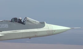 Chiếc Su -57 bay mà không có vòm kính buồng lái