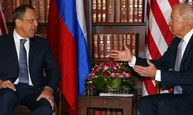 Ngoại trưởng Nga Sergey Lavrov gặp Phó Tổng thống Mỹ Joe Biden vào tháng 2 năm 2013. REUTERS / Michael Dalder