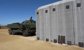Xe dàn phóng HIMARS của thủy quân lục chiến Mỹ trước boongke xây dựng bằng công nghệ 3D