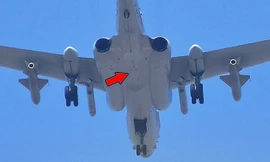 Dấu hiệu cho thấy máy bay được sửa đổi để mang vật nặng dưới bụng