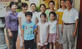 Thầy Trà (ngoài cũng bên phải) cùng những em học sinh trong lớp học hướng thiện