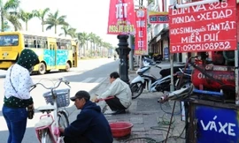 Anh Trần Viết Hùng đang bơm xe cho cháu Trương Anh Thư trưa mùng bốn Tết.