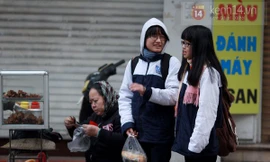 Học sinh Hà Nội đi học dưới trời rét 7 độ C