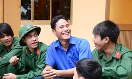  Anh Hiền như một người anh trong nhà với các thanh niên chuẩn bị nhập ngũ đợt 1 năm 2014 - Ảnh: Tâm Ngọc 