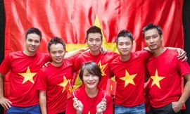 Chụp hình với cờ Tổ quốc