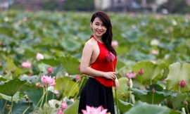 Thiếu nữ áo yếm gợi cảm với mùa sen Hà Nội