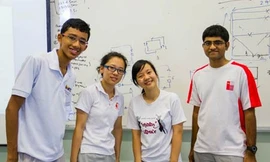 Chi (thứ hai từ phải sang) chụp ảnh cùng các bạn đội tuyển Toán trường NJC. Ảnh: Hexagon