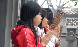  Đi lễ chùa cầu duyên đã trở thành niềm tin tín ngưỡng với nhiều bạn trẻ. Ảnh: Nguyễn Hòa.