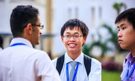 Trần Đăng Huy (giữa) tại hội thảo Singapore Model United Nations năm 2013.