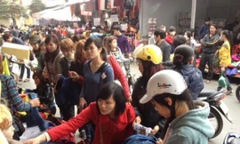 Tranh nhau mua quần áo hạ giá.