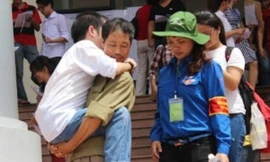 Hình ảnh người cha bế con đi thi đại học gây xúc động