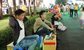 Có những bạn trẻ "trốn" Tết gia đình, ở lại thành phố kiếm thêm tiền chi tiêu. 