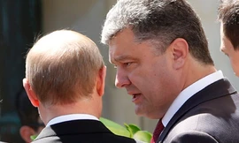 Tổng thống Nga Vladimir Putin và tân Tổng thống Ukraine Petro Poroshenko gặp nhau bên lề lễ kỷ niệm sự kiện Normandy