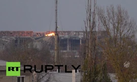 Đạn pháo lại rền vang sân bay Donetsk