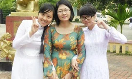 Hà và Trang chụp ảnh cùng cô giáo chủ nhiệm. 