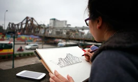 Hàng trăm sinh viên ký họa cầu Long Biên