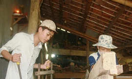 Tân kỹ sư Lê Tấn Danh phụ bố làm mộc sau khi tốt nghiệp trở về nhà Ảnh: Trần Thường.