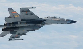 Tiêm kích phản lực Su-27 của TrungQuốc trên biển Hoa Đông (ảnh chụp ngày 11/6/2014 được Bộ Quốc phòng Nhật Bản công bố, Reuters)