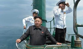 Nhà lãnh đạo Triều Tiêu Kim Jong-un đích thân giám sát cuộc diễn tập từ tàu ngầm mang số hiệu 748 