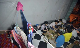 Cảnh sống lều bạt của bố mẹ HCV Toán quốc tế