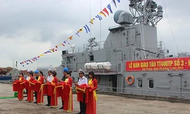 Lễ cắt băng khánh thành bàn giao tàu pháo.