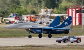 Chiến đấu cơ MiG-29 so kè cùng... Ferrari 458