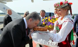 Belarus đón Tổng thống Nga và Ukraine bằng bánh mì đen và muối