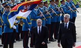 Tổng thống Serbia Tomislav Nikolic (phải) đón Tổng thống Nga Vladimir Putin