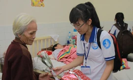 Sinh viên vào viện tặng hoa cho nữ bệnh nhân ung thư