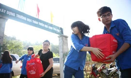 Sinh viên tình nguyện chuyển quà đến điểm tập kết để tặng đồng bào nghèo tại xã Hà Lang, Chiêm Hóa, Tuyên Quang