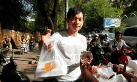 Chỉ trong một phút, Toản làm xong hộp bánh ướt giá 15.000 đồng.