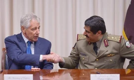 Bộ trưởng Quốc phòng Mỹ Chuck Hagel bắt tay với Bộ trưởng Quốc phòng Quatar Hamad bin Ali al-Atiyah sau lễ kí hợp đồng vũ khí hôm 14/7 tại Lầu Năm Góc, Washington, D.C. (Mandel Ngan / AFP)