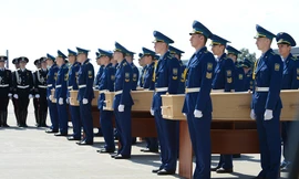 [VIDEO] Trào nước mắt khi thi hài nạn nhân MH17 về đất mẹ