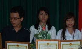 Nguyễn Thị Bảy (giữa) nhận giấy khen và học bổng tại lễ gặp mặt biểu dương sinh viên tiêu biểu toàn huyện Tuy Phước (Bình Định).