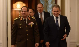 Tư lệnh quân đội Ai Cập Abdel Fattah al-Sisi (trái) và Bộ trưởng Quốc phòng Nga Sergei Shoigu gặp nhau tại Matxcơva hồi tháng hai, thảo luận các thương vụ mua bán vũ khí cũng như thúc đẩy quan hệ ngoại giao. Ảnh: AFP/Getty Images. 