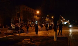 Hiện trường vụ đụng độ giữa binh sĩ Ukraine và người biểu tình. Ảnh: RT