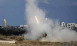 Một tên lửa được phóng bởi một khẩu đội Iron Dome ở thành phố Ashdod, miền Nam Israel. Lầu Năm góc đang tìm kiếm nguồn kinh phí bổ sung nhằm đẩy nhanh sản xuất các bộ phần của hệ thống đánh chặn tên lửa Iron Dome (David Buimovitch / AFP)