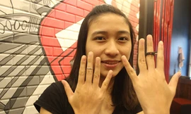 Đeo nhẫn... lưng chừng tay