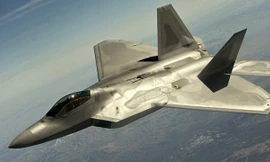 Siêu chiến đấu cơ F-22 đọ sức mạnh với tiêm kích thế hệ 4