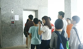 Nhiều đại học mở chiến dịch ‘văn minh thang máy’