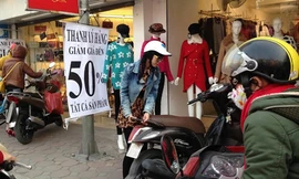 Tiếc khuyến mãi ‘khủng’, sinh viên ở lại sắm đồ diện Tết