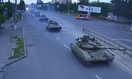 Xe tăng xuất hiện tại Lugansk vào sáng sớm ngày 25/6. Ảnh: Lenta