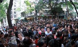  Câu chuyện chen lấn mua sushi năm ngoái vẫn còn là vết ố khó phai trong giới trẻ. Ảnh: VnExpress.