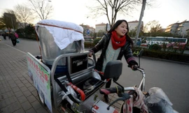 Cô gái xinh đẹp bán khoai cứu anh trai bạch cầu